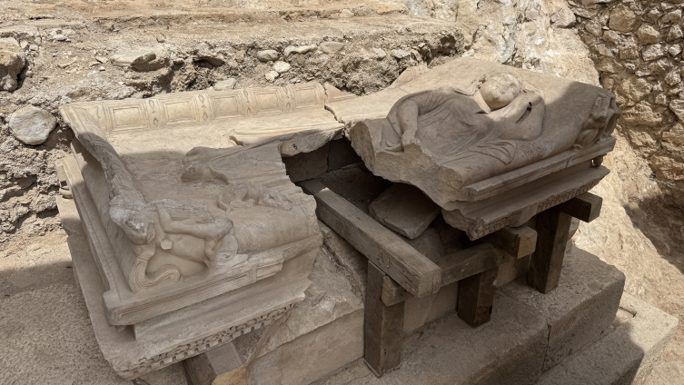 Olympos'ta aristokrat bir kadına ait anıtsal mezar bulundu